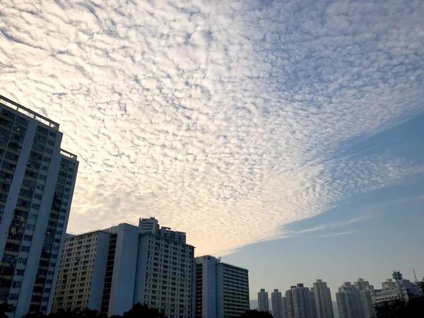 Edificio residencial y paisaje nublado en Hong Kong — Foto de Stock