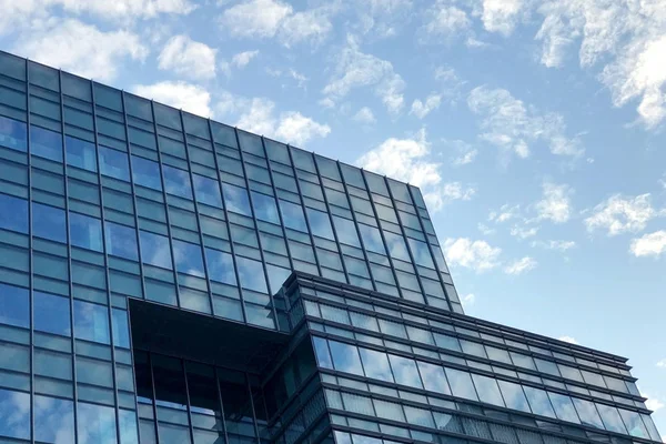 Bulutu ve mavi gökyüzünün yansıması ile ticari ofis — Stok fotoğraf