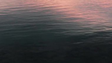 Su birikintisi ve gökyüzü yansıma dalga