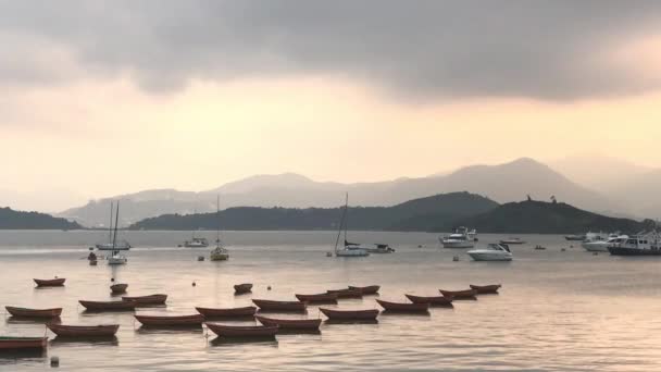 Деякі рекреаційні човни на озері, хмари і гори — стокове відео