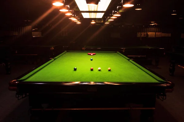 Jogo de competição bolas de snooker, mesa e luz laranja — Fotografia de Stock