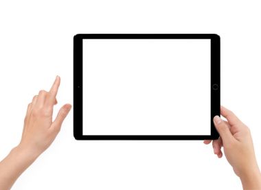 İzole insan sağ elini tutarak siyah tablet bilgisayar
