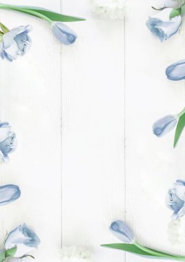 Beyaz ahşap masa pastel Mavi gül sınır