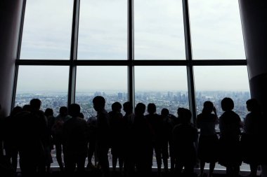 Gezi insanlar Japonya cityscape arka plan ile silüeti
