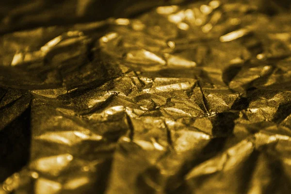 황금 빛나는 추상 금속 구겨진된 종이 배경 — 스톡 사진