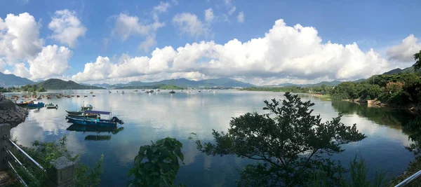 Panorama photographie de montagne, nuage, bateau de pêche — Photo