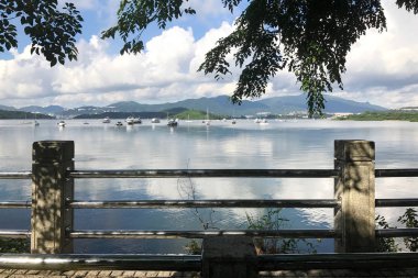 Yatay dağ, mavi gökyüzü, tekneler, ağaç ve cennet