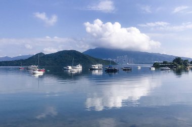 Yatay dağ, mavi gökyüzü, yat tekne ve cennet ile r