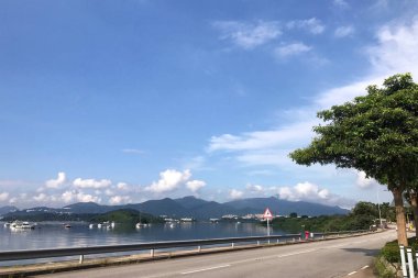 Yatay Gölü, dağ, yeşil ağaç, araba yol ve mavi gökyüzü