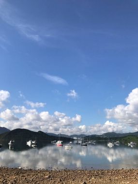 Dikey dağ, mavi gökyüzü, yat tekne ve cennet ile ürün kodu