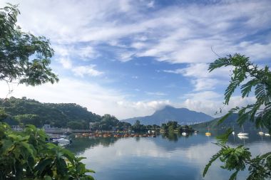 Dağ, mavi gökyüzü, eğlence tekneleri ve cennet ile tepki