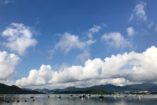 Horizontaler Berg, blauer Himmel, Segelboot und Wolkenlandschaft auf dem See — Stockfoto
