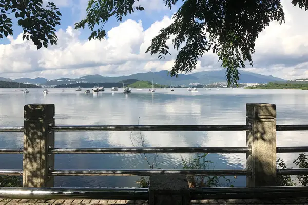 Yatay dağ, mavi gökyüzü, tekneler, ağaç ve cennet