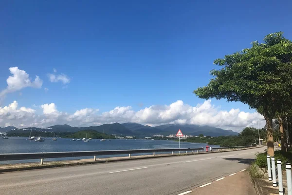 Yatay Gölü, dağ, yeşil ağaç, araba yol ve mavi gökyüzü