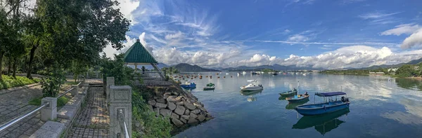 Panorama hermosa fotografía montaña, paisaje nublado, barco en lak —  Fotos de Stock