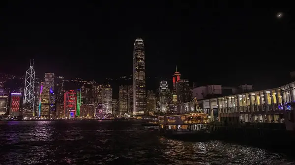 Hong Kong paesaggio urbano, costruzione e traghetto vicino al fiume Victoria — Foto Stock