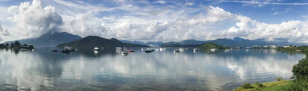 Paisagem de Panorama fotografias, montanha, paisagem nublada, barcos em l — Fotografia de Stock