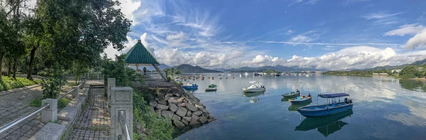 Panorama bela fotografia montanha, paisagem nublada, barco no lago — Fotografia de Stock
