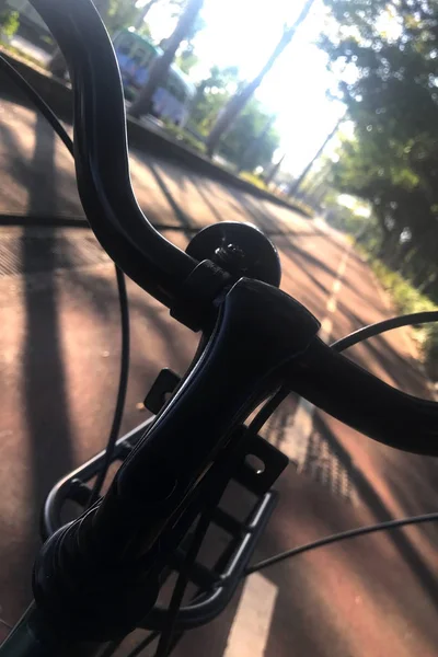 Cabeza vertical de bicicleta negra retro en la calle — Foto de Stock