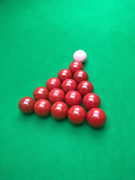 Bola de snooker tradicional e mesa de jogo — Fotografia de Stock