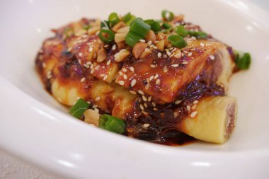 Beyaz tabakta pişmiş lezzetli tavuk.