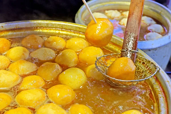 Hong Kong caddesinde sarı pişmiş körili balık köftesi. — Stok fotoğraf