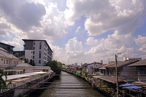 Thailand bostadslägenhet, flod, gångväg och träd på dagtid — Stockfoto