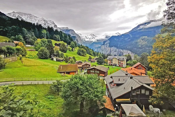 Landhuis, bergen, groen veld, voetpad in Zwitserland — Stockfoto