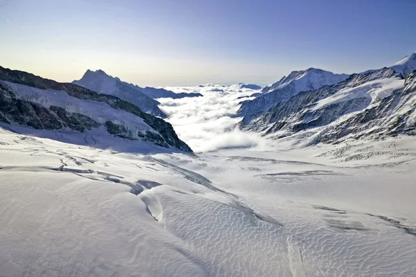 Pico e mar de nuvens na Suíça Grindelwald montanha de neve — Fotografia de Stock