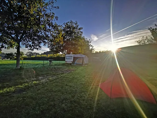 Barraca de acampamento ao ar livre, parque de campismo na Suíça — Fotografia de Stock