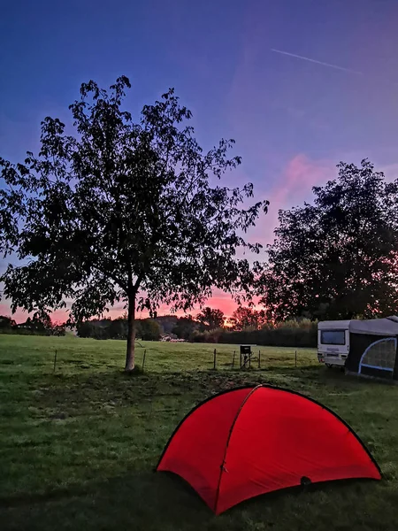 Tienda de camping al aire libre en Suiza camping campestre —  Fotos de Stock