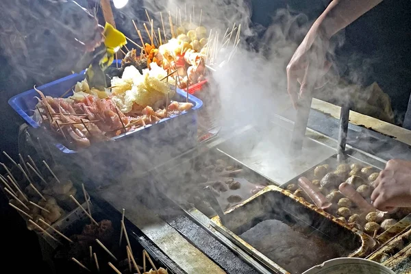 Hong Kong yemeği gece yarısı atıştırması, geleneksel balık köftesi, baharatlı kalamar. — Stok fotoğraf