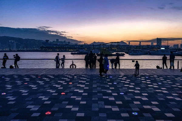 Silhuetten Människor Nära Hong Kong Floden Centrum Distriktet Vid Solnedgången — Stockfoto