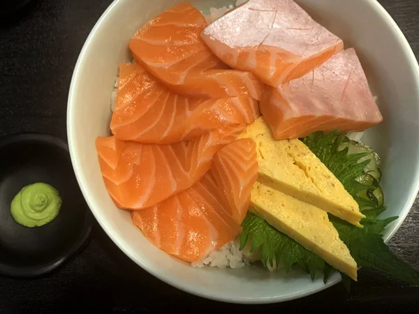 Uma Tigela Comida Tradicional Japonesa Conjunto Com Salmão Sashimi Ovo — Fotografia de Stock