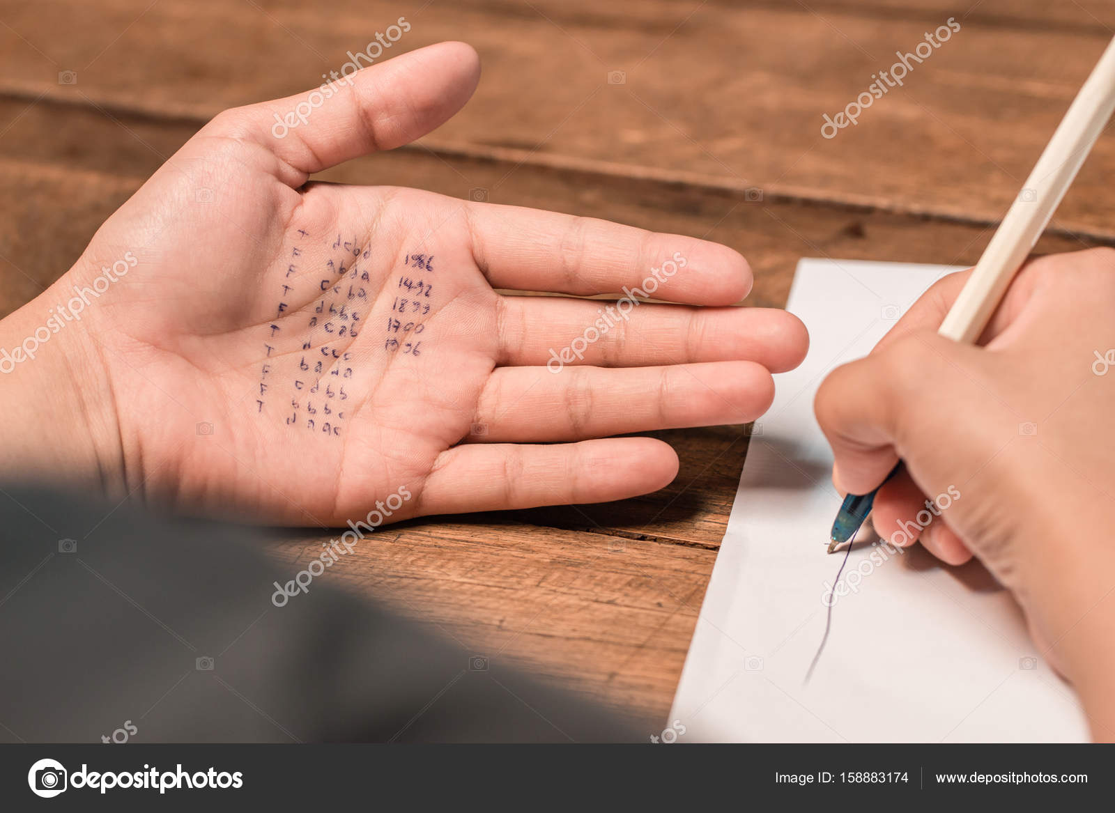 письменный тест. письменный экзамен. человек заполняет тест. тесты пишу на 2. рука с шпаргалками картинка без фона.