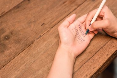 Sol taraftan cevap yazarak testinde kopya insanlar