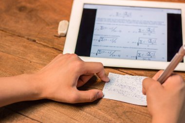 İnsanlar Hayatinizda Fomula konserveler tablet bir kağıt parçası için yazma.