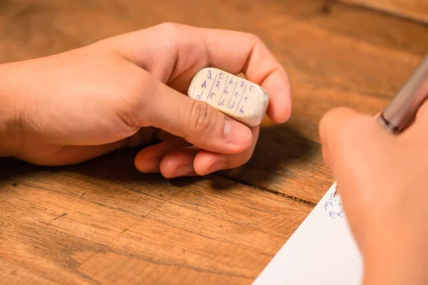 Pessoas traindo no teste, escrevendo resposta na borracha — Fotografia de Stock
