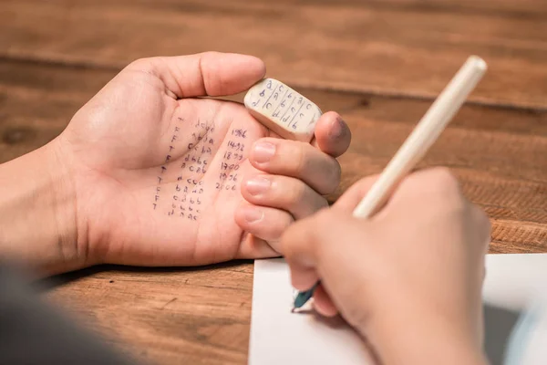 Pessoas traindo no teste, escrevendo resposta na borracha — Fotografia de Stock