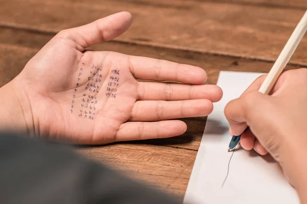 Gente engañando en la prueba escribiendo respuesta en la mano — Foto de Stock