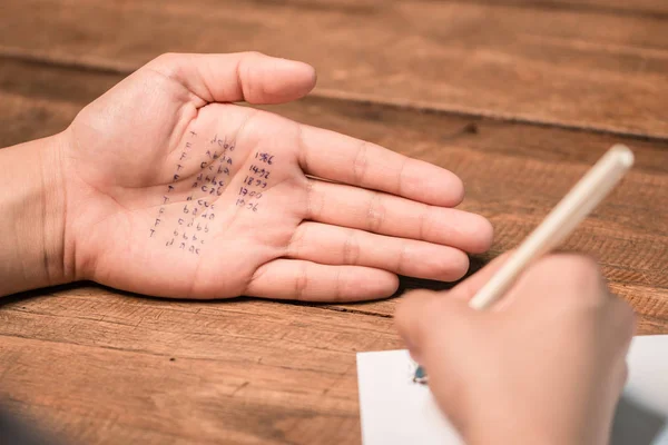 Gente engañando en la prueba escribiendo respuesta en la mano —  Fotos de Stock