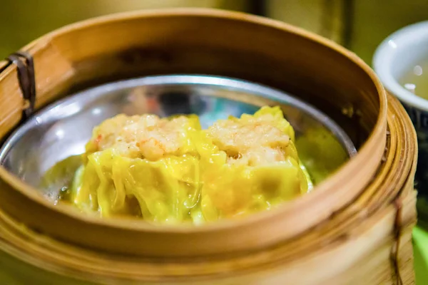 "Dim Sum "uma pequena mordida de comida chinesa dentro da cesta de vapor — Fotografia de Stock