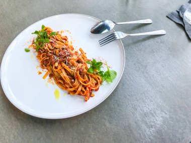 Masanın üzerinde dairesel plaka üzerinde leziz spagetti yapraklar