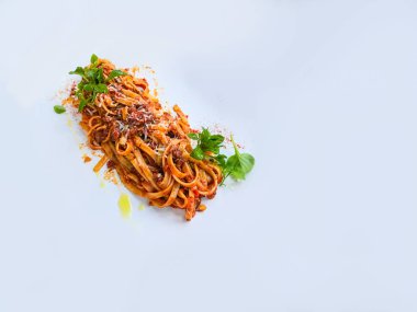 Beyaz arka plan üzerinde leziz spagetti yapraklar