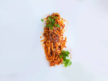 Beyaz arka plan üzerinde leziz spagetti yapraklar