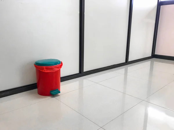 Infected trash can in hall way inside hospital — Stock Photo, Image