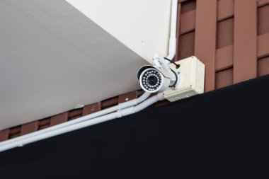 Duvardaki güvenlik kamerası.