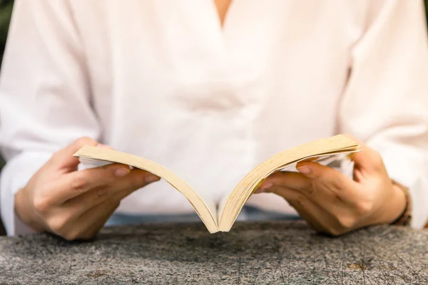 Nahaufnahme einer Frau, die Buch in der Hand hält — Stockfoto