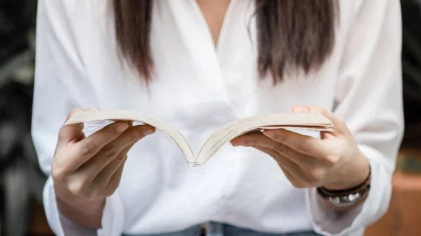 Nahaufnahme einer Frau, die Buch in der Hand hält — Stockfoto