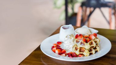 Gözleme çilek masada vanilyalı dondurma ile